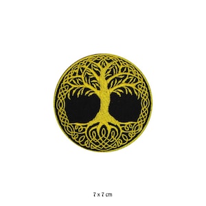 Könnte beinhalten: Ein gestickter Baum des Lebens Patch in Gelb auf schwarzem Hintergrund. Der Patch ist rund und hat einen Durchmesser von 7 cm.