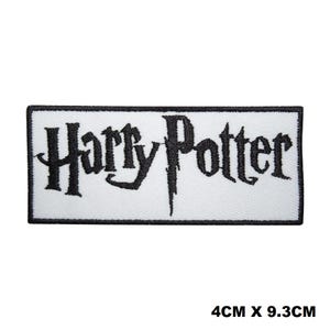 Op de afbeelding: Witte geborduurde patch met zwarte letters die "Harry Potter" lezen. De patch is 4 cm bij 9,3 cm.