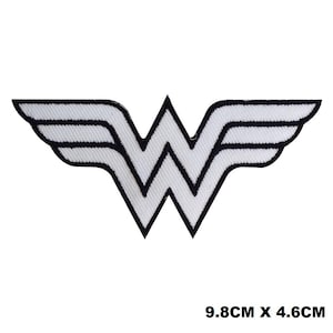 Könnte beinhalten: Schwarz-weiß gestickter Wonder Woman Logo-Patch. Der Patch ist 9,8 cm x 4,6 cm groß.