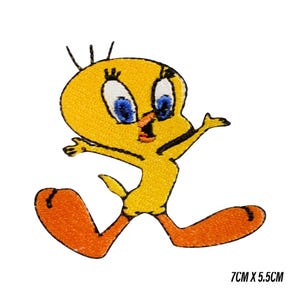 Può includere: Toppa ricamata raffigurante Titti, un canarino giallo dei cartoni animati con occhi blu e piedi arancioni. La toppa misura circa 7 cm x 5,5 cm. Il personaggio è raffigurato con le braccia tese e un'espressione gioiosa.