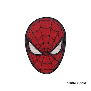 Pode incluir: Etiqueta de ferro bordada vermelha e preta de uma máscara de super-herói. A máscara tem um design de teia e olhos brancos. A etiqueta mede 5,5 cm por 8 cm.