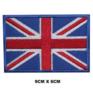 Pode incluir: Um remendo bordado da bandeira da Union Jack, em azul, vermelho e branco. O remendo mede 9 cm por 6 cm.
