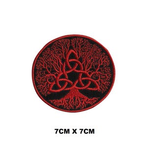 Op de afbeelding: Rode geborduurde strijkpatch met een levensboomontwerp met een Keltische knoop. De patch is 7 cm bij 7 cm.