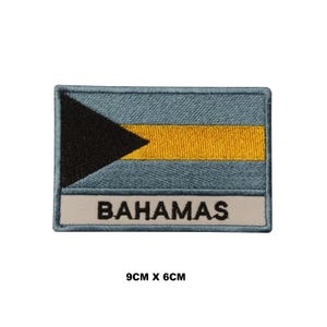Puede incluir: Un parche bordado con la bandera de las Bahamas y la palabra "BAHAMAS" en letras negras. El parche mide 9 cm por 6 cm.