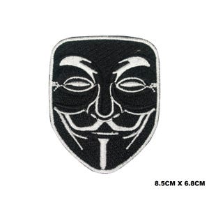 Puede incluir: Parche de hierro bordado en blanco y negro de la máscara de Anonymous, una cara estilizada con una amplia sonrisa y un fino bigote. El parche mide 8,5 cm por 6,8 cm.