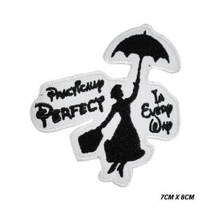 Puede incluir: Parche bordado con una silueta negra de una mujer sosteniendo un paraguas y un bolso, con las palabras "Practically Perfect In Every Way" en escritura negra. El parche mide 7 cm x 8 cm.