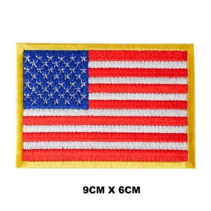 Pode incluir: Um remendo bordado da bandeira americana com uma borda amarela. O remendo mede 9 cm por 6 cm.