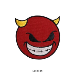 Puede incluir: Emoji de diablo rojo con cuernos amarillos y una sonrisa blanca y dentada. El emoji tiene ojos negros y una expresión traviesa.