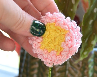 Crochet bookmark handmade pink zinnia flower for book lovers, gift for nature and gardeners enthusiasts