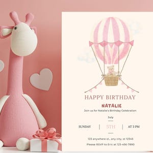 Convite de aniversário de urso rosa | Convite adorável para festa infantil | Cartões de aniversário infantil no Canva | Modelo Canva
