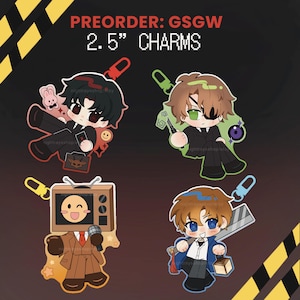 Puede incluir: Cuatro dijes de acrílico de 2.5 pulgadas con figuras estilo anime. Uno tiene cabello negro y un maletín, otro cabello castaño y un parche, uno tiene un televisor como cabeza y el último tiene cabello castaño y sostiene una hoja grande.
