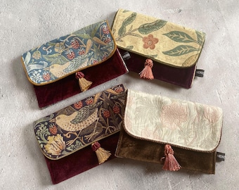 Etui na karty tarota. Może przechowywać dwa rodzaje kart. Wykonane ręcznie. Wyprodukowane w JAPONII. Tkanina żakardowa William Morris.