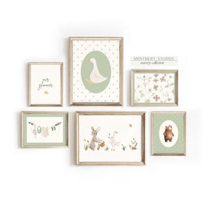 Puede incluir: Un conjunto de seis impresiones enmarcadas con un tema de guardería. Las impresiones presentan un ganso, un conejito, un oso y un diseño floral. Las impresiones están todas en un esquema de color verde claro y blanco. El texto "our glimmer" está en una de las impresiones.