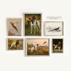 Puede incluir: Una colección de grabados artísticos de caza vintage enmarcados. Los grabados presentan perros, faisanes y paisajes en un estilo clásico y rústico. La paleta de colores incluye marrones, verdes y cremas, con ilustraciones detalladas.