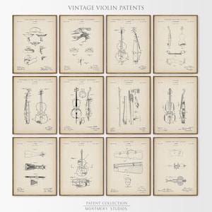 Può includere: Una collezione di dodici brevetti di violino vintage incorniciati. Ogni stampa presenta disegni tecnici dettagliati di violini e componenti correlati, con testo e diagrammi in inchiostro nero su sfondo crema. La parte superiore dell'immagine recita "VINTAGE VIOLIN PATENTS".