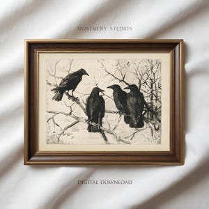 Könnte beinhalten: Ein gerahmter Schwarz-Weiß-Druck mit fünf Krähen, die auf kahlen Ästen sitzen. Das Kunstwerk befindet sich in einem braunen Holzrahmen und enthält den Text "MONTEMERY STUDIOS" und "DIGITALER DOWNLOAD".
