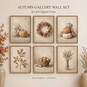 Può includere: Un set di sei stampe digitali intitolato Autumn Gallery Wall Set, che presenta illustrazioni di zucche, una ghirlanda, foglie di quercia con ghiande, un cesto di frutta e spighe di grano, in una palette di colori neutri e tenui.