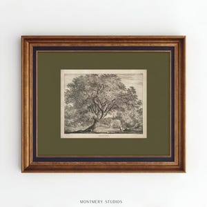 Peut inclure: Tirage encadré en noir et blanc d'un grand arbre dans un paysage détaillé. L'impression est encadrée dans un passe-partout vert foncé et une bordure dorée et bleu foncé. Le texte "WALNUT TREE" est visible en bas.
