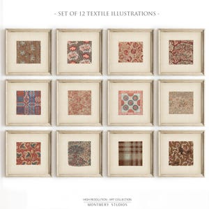Puede incluir: Conjunto de 12 ilustraciones textiles enmarcadas. Cada impresión presenta un patrón textil vintage diferente en tonos rojos, azules, marrones y beige. El texto en la parte superior dice "- SET OF 12 TEXTILE ILLUSTRATIONS -."