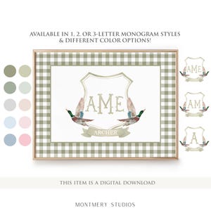 Op de afbeelding: Een ingelijste digitale print met een schildontwerp, de letters "AME" en de naam "Archer". Twee eenden flankeren het schild. De lijst heeft een groen-wit ruitpatroon. De tekst luidt "AVAILABLE IN 1, 2, OR 3-LETTER MONOGRAM STYLES & DIFFERENT COLOR OPTIONS!"