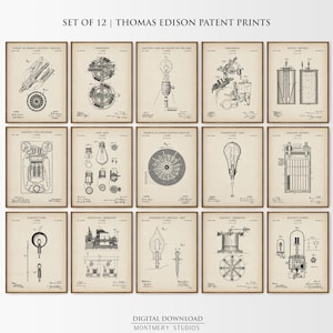 Può includere: Set di 12 stampe di brevetti di Thomas Edison. Ogni stampa presenta un disegno tecnico dettagliato in bianco e nero su sfondo beige, incorniciato da un bordo marrone. Le stampe mostrano varie invenzioni, tra cui lampade elettriche e batterie. Il testo "Digital Download" è in basso.