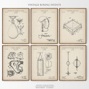 Puede incluir: Seis patentes de boxeo vintage enmarcadas. Las impresiones presentan dibujos técnicos detallados de equipos de boxeo, incluyendo un colgador de saco de boxeo, un guante de boxeo y un ring de boxeo. Las impresiones son en blanco y negro con un fondo sepia.