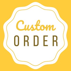 Może przedstawiać: Biała etykieta z żółtym tłem i tekstem "Custom Order" w brązowych i żółtych literach.