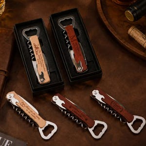Gepersonaliseerde wijnopener met houten handvat, kurkentrekker met gravure, cadeau voor bruidsjonkers, huwelijksgeschenk voor hem, flesopener op maat