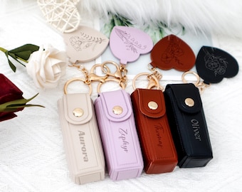 Gravierte Geburtsblumen-Lippenstift-Schlüsselbundhülle mit Spiegel, benutzerdefinierte PU-Leder-Lippenbalsam-Tasche, personalisiertes Geburtstagsgeschenk für sie, Beauty-Produkt