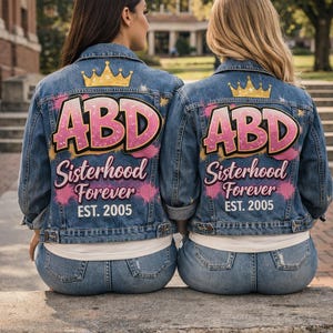 Aangepast spijkerjack van studentenvereniging | Grieks reddingsvest met print | Groot klein onthullingscadeau | Bieddag-outfit | Gepersonaliseerde collegejas voor haar