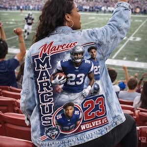 Può includere: Giacca di jeans blu chiaro con una grafica di un giocatore di football americano in uniforme blu e bianca, il numero 23 e il nome "Marcus". La giacca presenta anche il testo "Wolves FC".