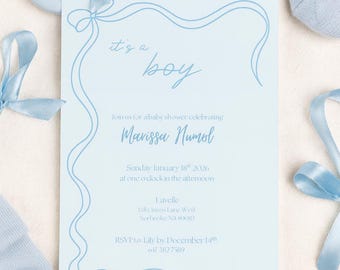 Peut inclure: Une invitation de baby shower bleu clair avec le texte "it's a boy" et les détails de l'événement. L'invitation est ornée d'un motif de ruban et entourée de nœuds bleus, d'un anneau de dentition en forme d'ours et de chaussettes de bébé.