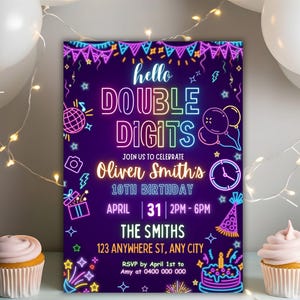 Könnte beinhalten: Neon-rosa, blaue, grüne und gelbe Geburtstagseinladung mit dem Text "hello double digits" und "Oliver Smith's 10th Birthday". Die Einladung enthält Details zur Party, einschließlich Datum, Uhrzeit und Ort.