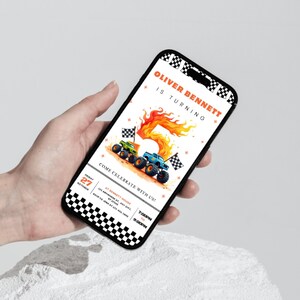 Puede incluir: Un tel&eacute;fono inteligente muestra una invitaci&oacute;n de cumplea&ntilde;os con tem&aacute;tica de monster truck. La invitaci&oacute;n incluye el texto "OLIVER BENNETT IS TURNING", un n&uacute;mero 5 hecho de llamas y detalles de la fiesta, incluyendo la fecha y la hora.