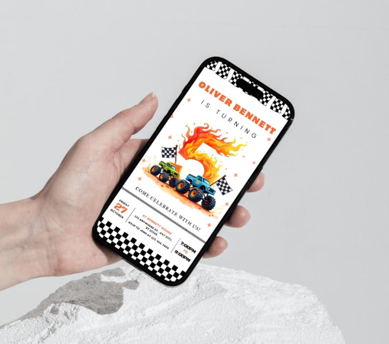 Puede incluir: Un tel&eacute;fono inteligente muestra una invitaci&oacute;n de cumplea&ntilde;os con tem&aacute;tica de monster truck. La invitaci&oacute;n incluye el texto "OLIVER BENNETT IS TURNING", un n&uacute;mero 5 hecho de llamas y detalles de la fiesta, incluyendo la fecha y la hora.