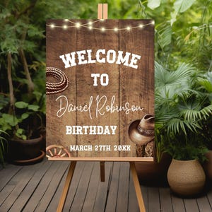 Modello modificabile per cartello di benvenuto per compleanno in stile country western, cartello da cowboy con stivali rustici in legno, cartello di benvenuto per compleanno in stile cowboy, in sella e...