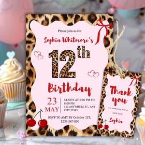 Puede incluir: Una invitación de cumpleaños rosa con borde y detalles de estampado de leopardo. La invitación incluye el texto "Sophia Whitmore's 12th Birthday" en rojo y estampado de leopardo. Se adjunta una etiqueta de agradecimiento a juego.