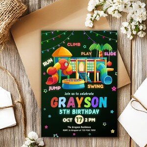 K&ouml;nnte beinhalten: Eine gr&uuml;ne Geburtstagseinladung mit einer bunten Illustration eines Spielplatzes. Der Text lautet "Join us to celebrate Grayson 5th Birthday Oct 17 2 PM The Grayson Residence RSVP: to Grayson at 123 456 7890".