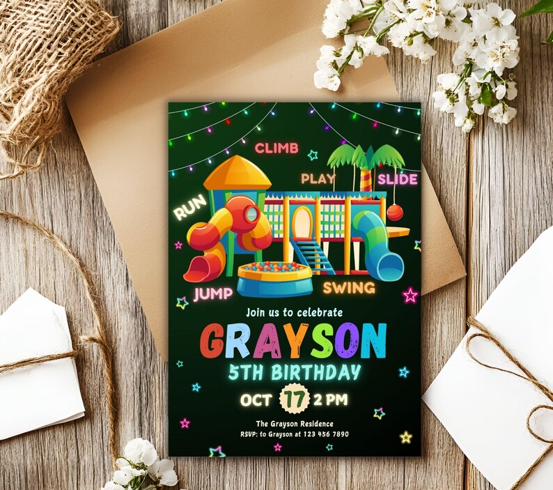 K&ouml;nnte beinhalten: Eine gr&uuml;ne Geburtstagseinladung mit einer bunten Illustration eines Spielplatzes. Der Text lautet "Join us to celebrate Grayson 5th Birthday Oct 17 2 PM The Grayson Residence RSVP: to Grayson at 123 456 7890".