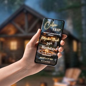 Peut inclure: Un smartphone affiche une invitation num&eacute;rique pour une c&eacute;l&eacute;bration d'anniversaire en cabane. L'invitation comprend le texte "Cabin Trip" en script dor&eacute;, ainsi que les d&eacute;tails du 25e anniversaire de Benjamin Clark, du 11 au 14 juin 2025.