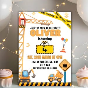 Puede incluir: Invitación a una fiesta de cumpleaños con temática de construcción con una grúa de construcción amarilla, un camión volquete amarillo, una excavadora amarilla y un cartel que dice "¡Únete a la tripulación para celebrar! Oliver cumple 4 años. Sáb, 29 de marzo a las 4 pm. 123 Anywhere St, Any City 123. RSVP por Olivia al 123-456-7890."