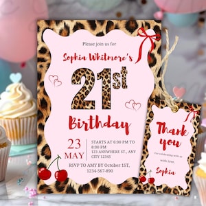 Pode incluir: Um conjunto de convite de aniversário e etiqueta de agradecimento. O convite apresenta um fundo rosa com uma borda de estampa de leopardo e o texto "21º aniversário de Sophia Whitmore". Uma etiqueta correspondente diz "Obrigado".