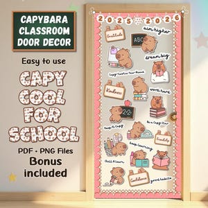 Op de afbeelding: Een klasdeur versierd met stickers met capybaras. De deur heeft een roze geschulpte rand en diverse stickers met capybaras en positieve boodschappen als "Gratitude" en "Dream Big". Tekst op de deur luidt "Capybara Classroom Door Decor".