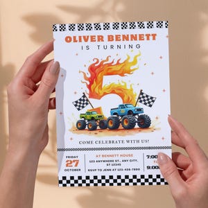 Puede incluir: Una invitaci&oacute;n de cumplea&ntilde;os con el texto "OLIVER BENNETT IS TURNING 5". El dise&ntilde;o incluye ilustraciones de monster trucks, llamas y banderas a cuadros. La invitaci&oacute;n tambi&eacute;n incluye la fecha, hora y lugar de la fiesta.
