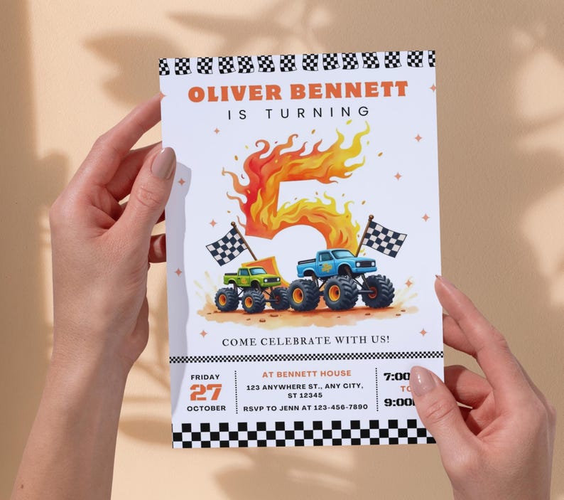 Puede incluir: Una invitaci&oacute;n de cumplea&ntilde;os con el texto "OLIVER BENNETT IS TURNING 5". El dise&ntilde;o incluye ilustraciones de monster trucks, llamas y banderas a cuadros. La invitaci&oacute;n tambi&eacute;n incluye la fecha, hora y lugar de la fiesta.