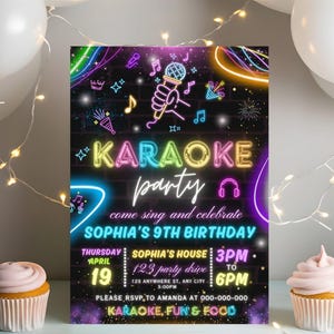 Op de afbeelding: Een neon roze, blauwe en gele karaoke-party uitnodiging met een microfoon en koptelefoon. De uitnodiging zegt "Karaoke Party" en "Sophia's 9th Birthday". Het bevat ook de datum, tijd en locatie van het feest.