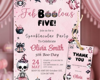 Può includere: Invito rosa per una festa di Halloween con il testo "Fab BOO-lous FIVE!" e "Spooktacular Party". Include un biglietto di ringraziamento abbinato. Presenta illustrazioni di fantasmi, ragni, pipistrelli e uno scheletro. L'invito è per il 5° Boo-Day di Olivia Smith.