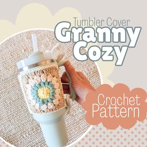 Może przedstawiać: Jasnoniebieski kubek z szydełkową osłoną. Osłona ma kwiatowy wzór w kolorach beżowym, niebieskim i żółtym. Tekst "Tumbler Cover Granny Cozy Crochet Pattern" jest widoczny.