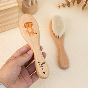 かわいい動物の赤ちゃんの名前入りブラシ、パーソナライズされた木製の赤ちゃん用ヘアブラシ、ベビーシャワーギフト、赤ちゃんの記念品ギフト、新生児ギフト、赤ちゃんの満月ギフト