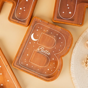 Alcancía con iniciales, personalizada, regalo para baby shower, con nombre y texto para niños, regalo de bautizo, de madera con letras.